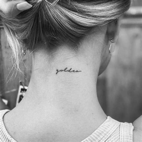 tatuaje nuca palabra|Tatuajes de palabras en la nuca 